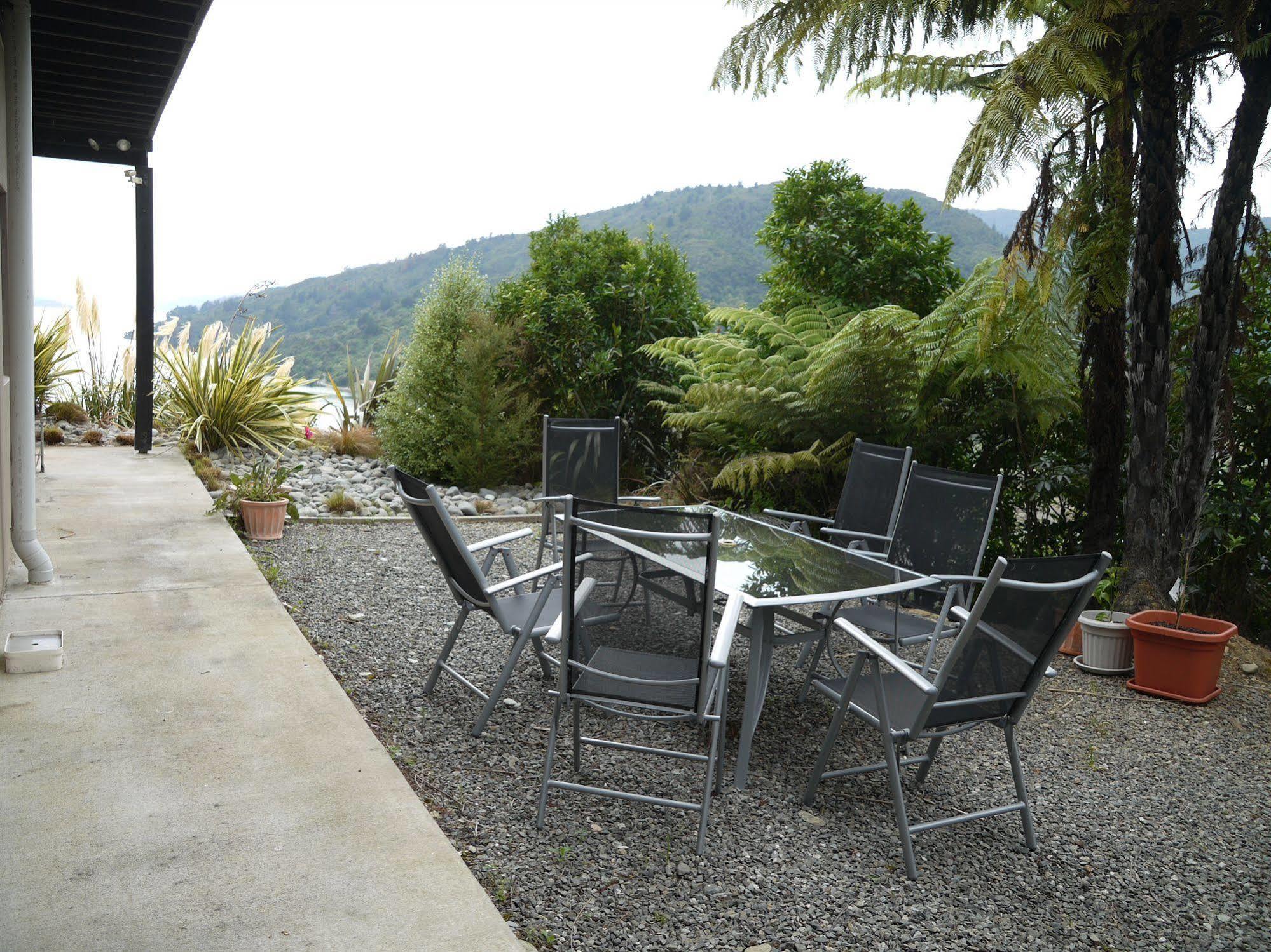 Okiwa Bay Lodge Picton Exterior photo