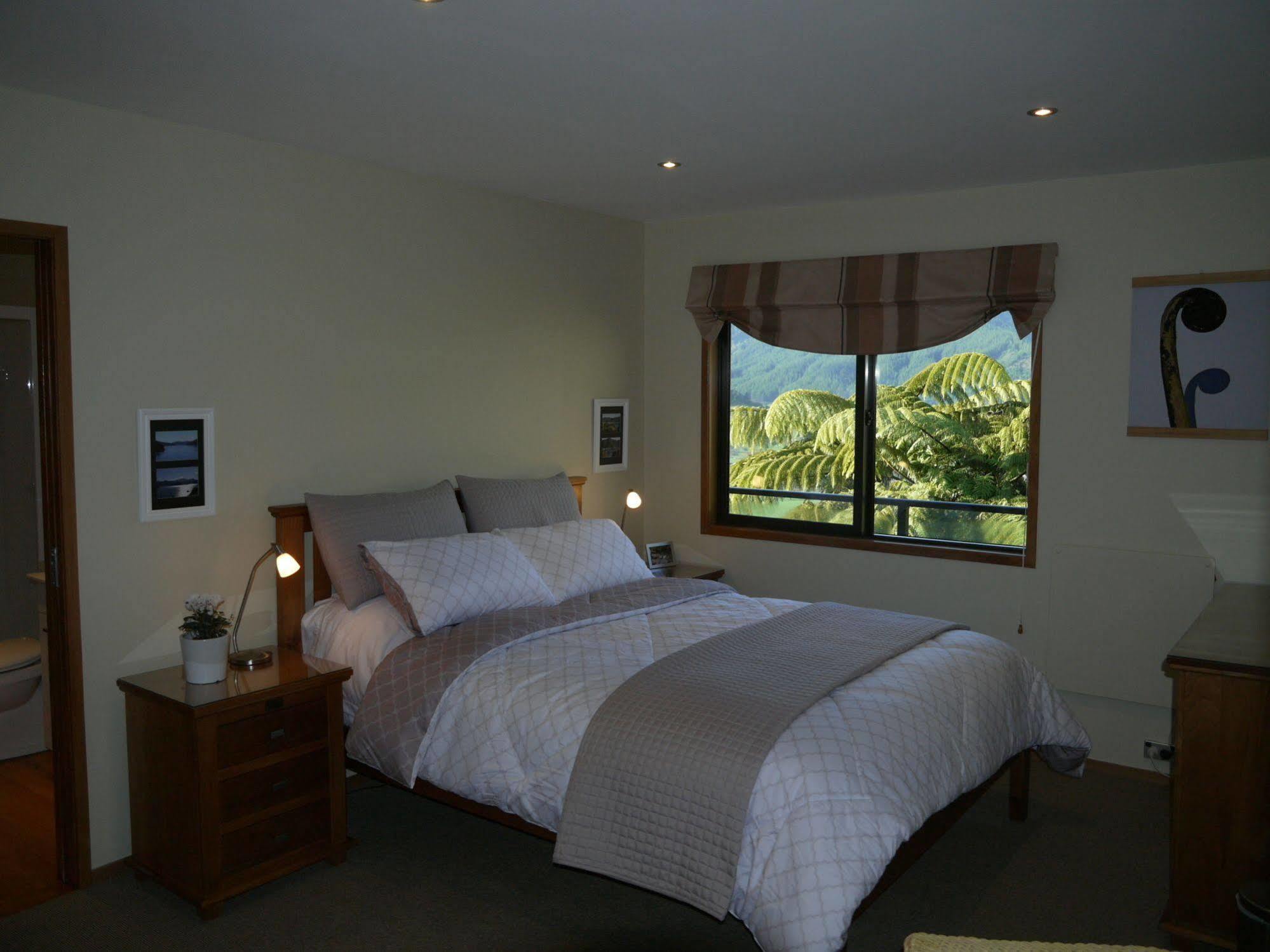 Okiwa Bay Lodge Picton Exterior photo
