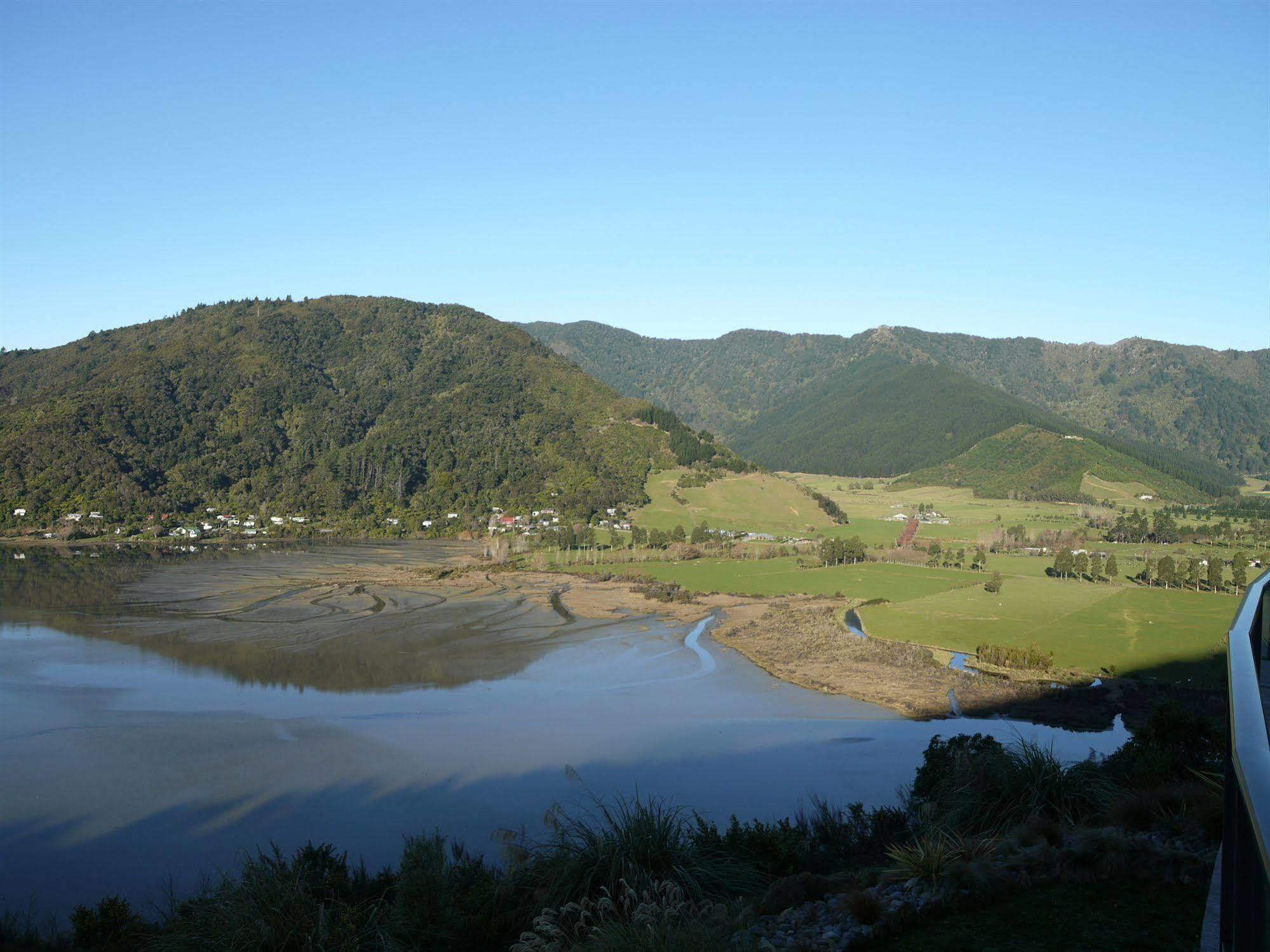 Okiwa Bay Lodge Picton Exterior photo