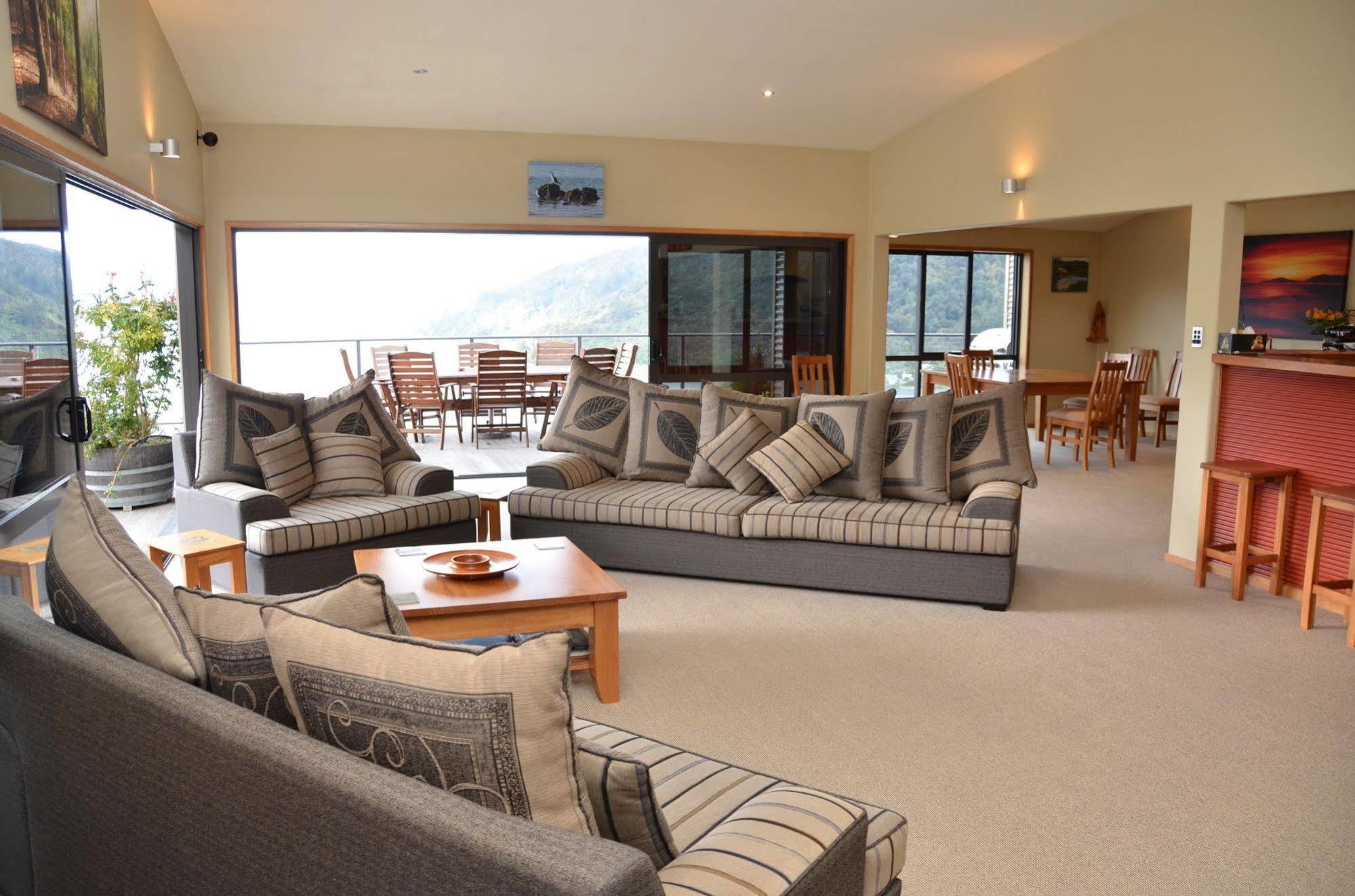 Okiwa Bay Lodge Picton Exterior photo